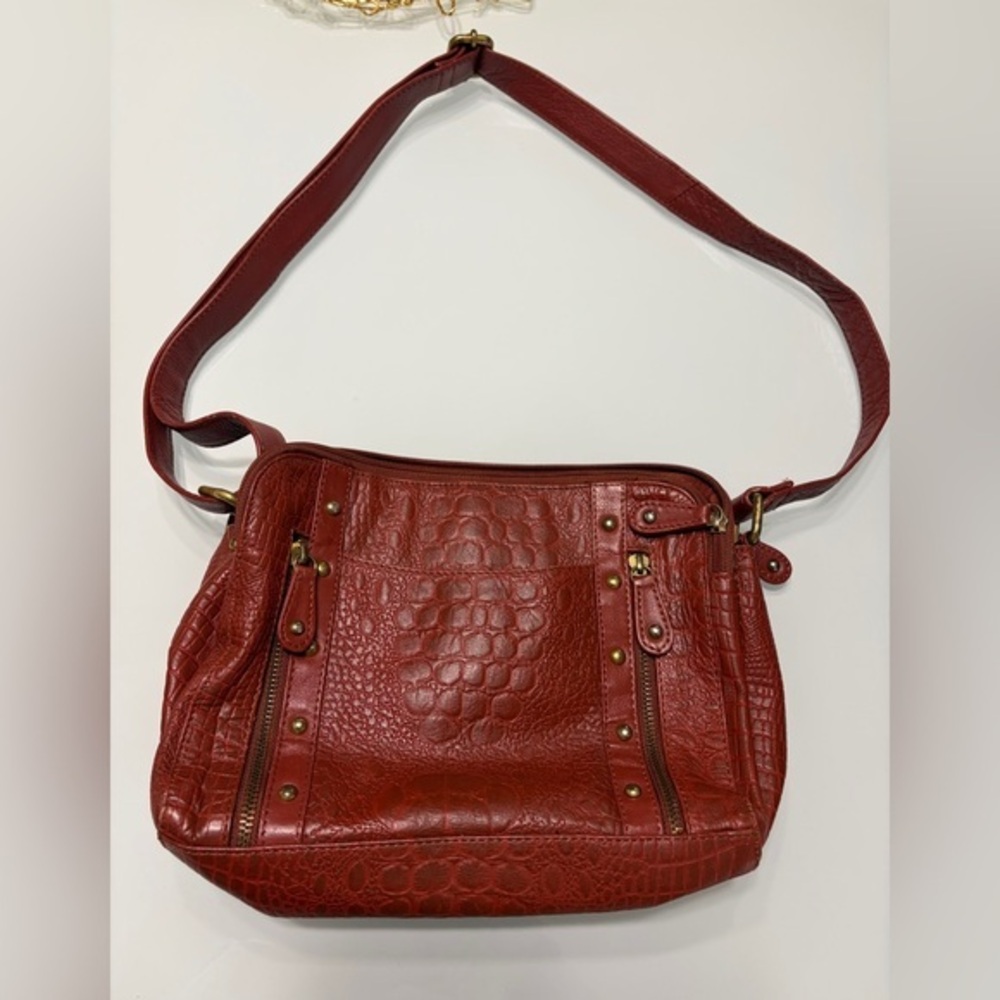 Chic Croc-Embossed Red Shoulder Bag